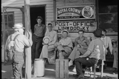Marion-Post-Wolcott-Farmers-sitting-around-in-front-of-the-post-office-on-Saturday-afternoon-Linwood-Kentucky-1940