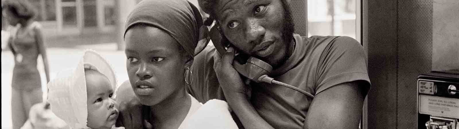 couple-at-payphone-1600×450